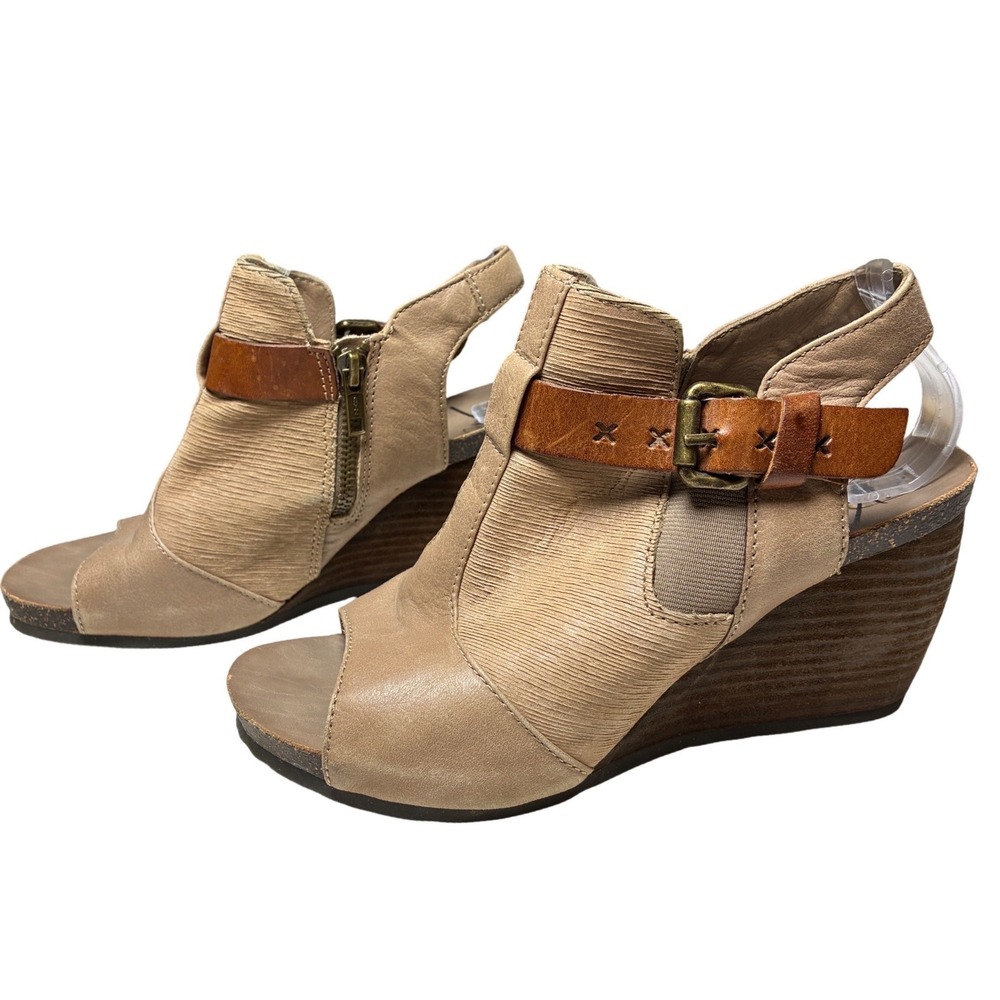 OTBT Arcadian Leather Wedge Sandals Tan Peep Toe Buckle Textured 7.5M